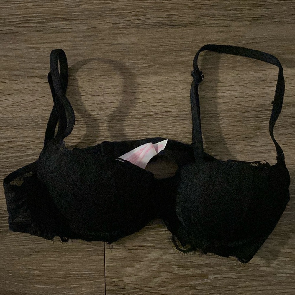 Pink victoria’s secret underwire bra